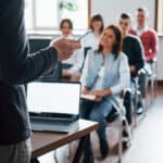 Schüler und Lehrkraft im B1 Deutschkurs-Unterricht.