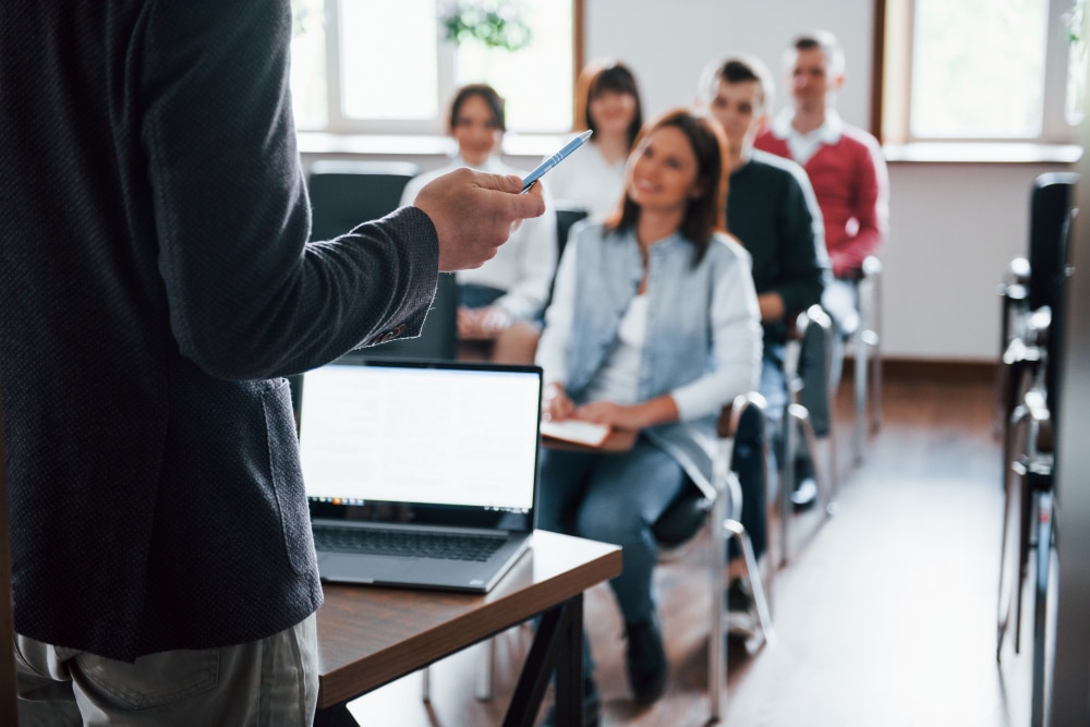 Schüler und Lehrkraft im B1 Deutschkurs-Unterricht.