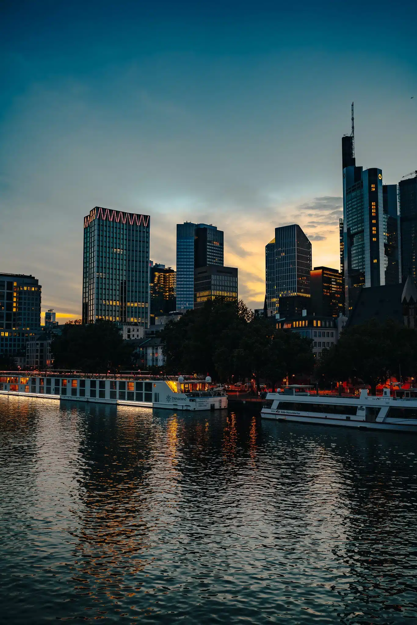 Erleben Sie die lebendige Stadt Frankfurt, während Sie Ihre Deutschkenntnisse in unserem B1 Deutschkurs in Frankfurt verbessern. Genießen Sie diesen Blick auf die Frankfurter Skyline vom Eisernen Steg, Foto: Servan Ucal.