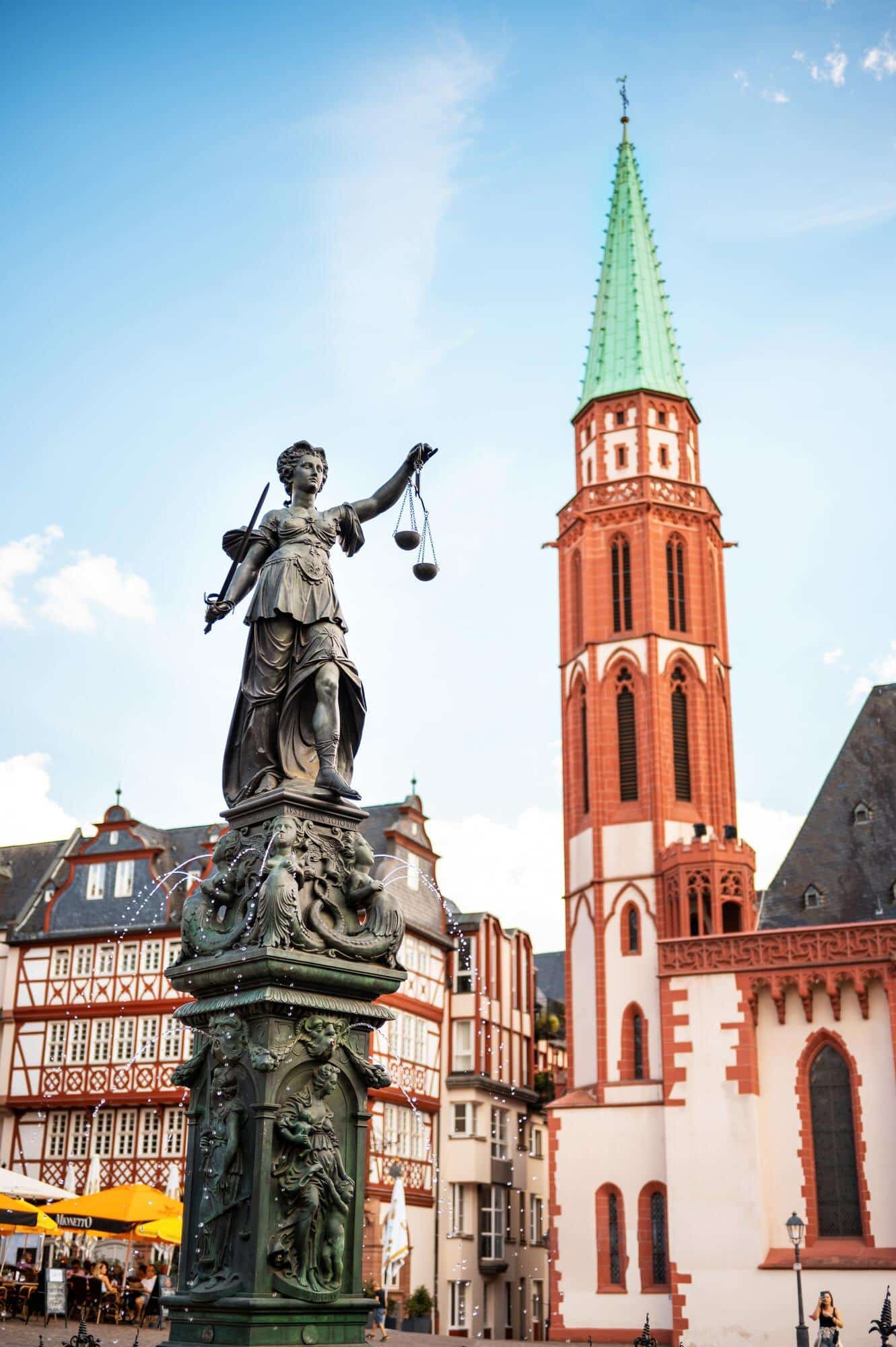 Vertikale Ansicht des Römerbergs in Frankfurt am Main.