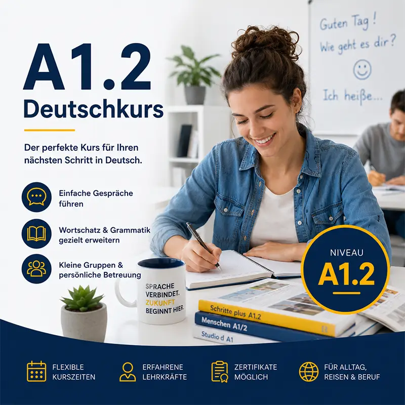 Eine lächelnde junge Frau lernt Deutsch an einem Schreibtisch mit Büchern und einer Tasse. Großer Text oben links: "A1.2 Deutschkurs". Drei goldene Kreissymbole listen Kursvorteile auf. Ein großer goldener Kreis rechts zeigt "NIVEAU A1.2". Eine dunkle Fußzeile zeigt vier goldene Symbole für Kursmerkmale. Im Hintergrund ist ein Whiteboard mit deutschem Begrüßungstext und ein Mann zu sehen.
