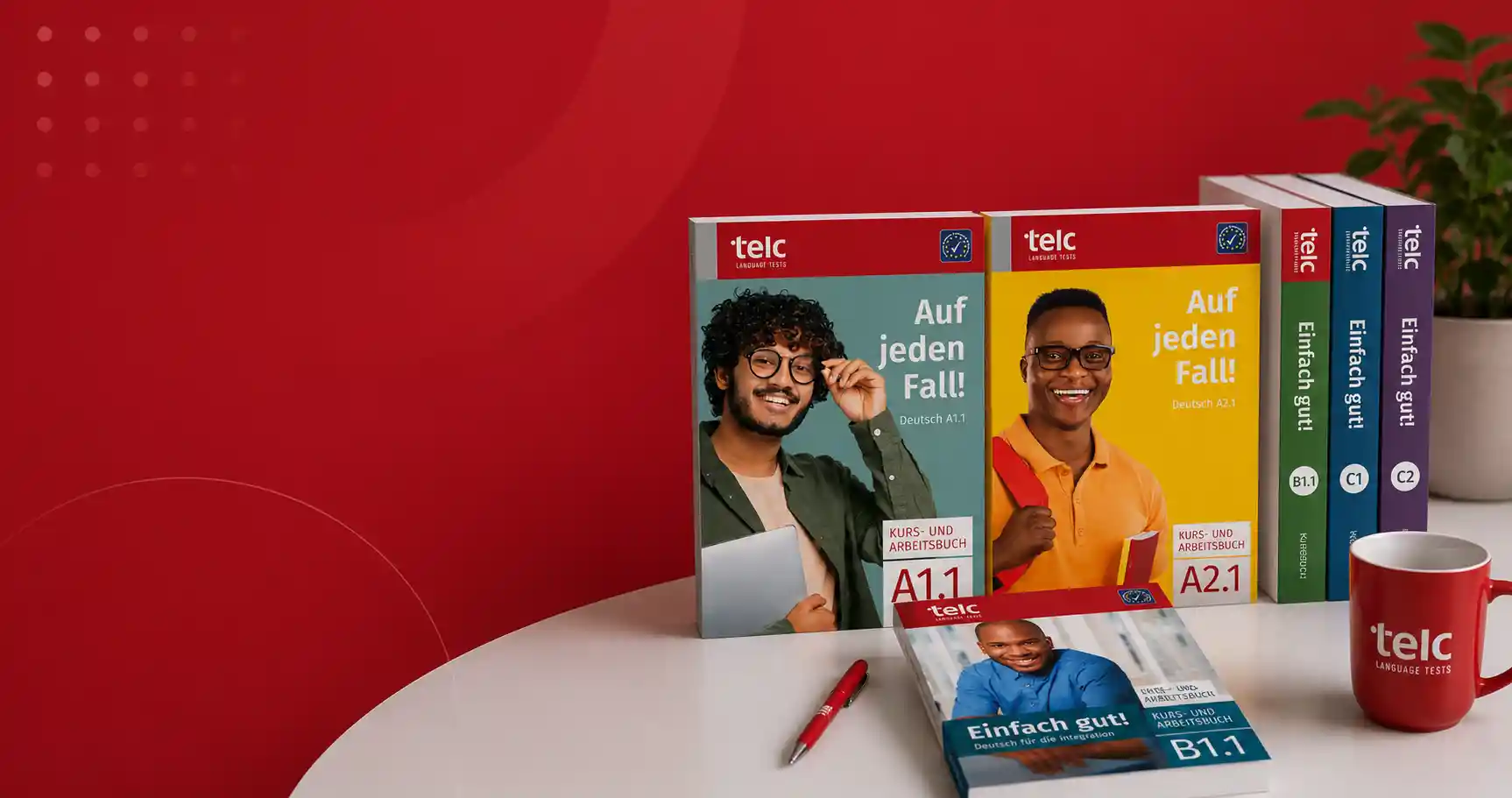 Offizielle telc Kurs- und Arbeitsbücher für verschiedene Sprachniveaus (A1 bis C2) sowie eine telc Kaffeetasse auf einem weißen Tisch – die optimale Vorbereitung auf die telc Prüfung in Frankfurt.